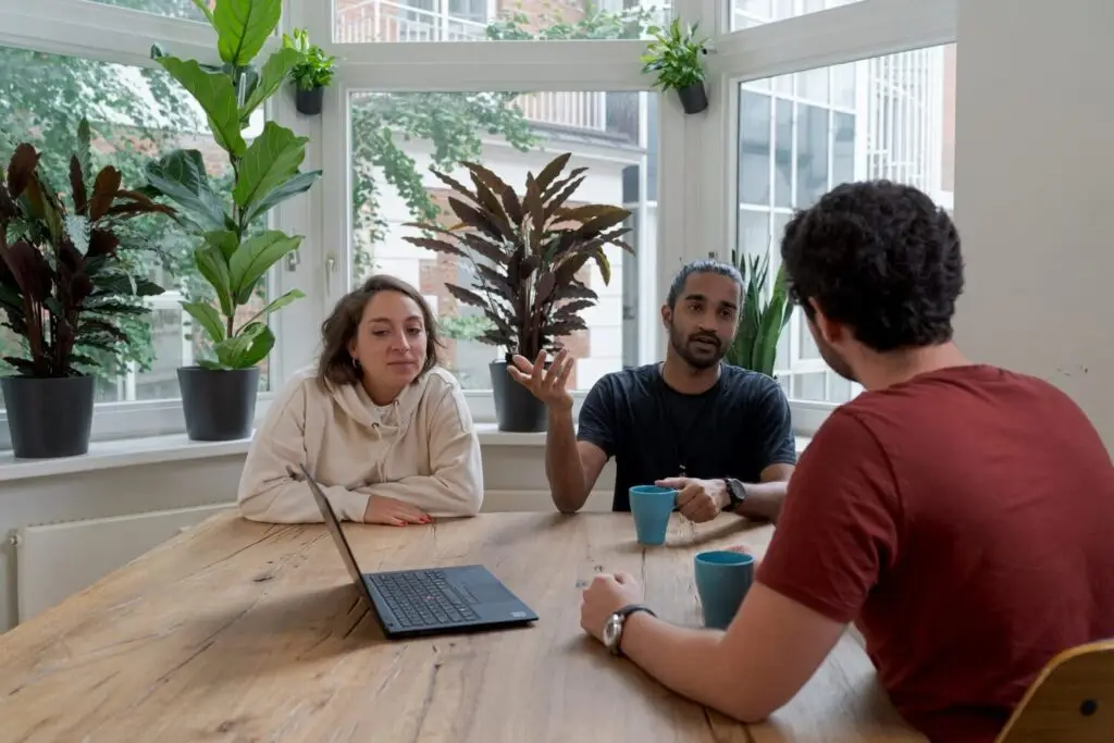 Reunión entre tres personas para hablar de la traducción SEO para empresas B2B